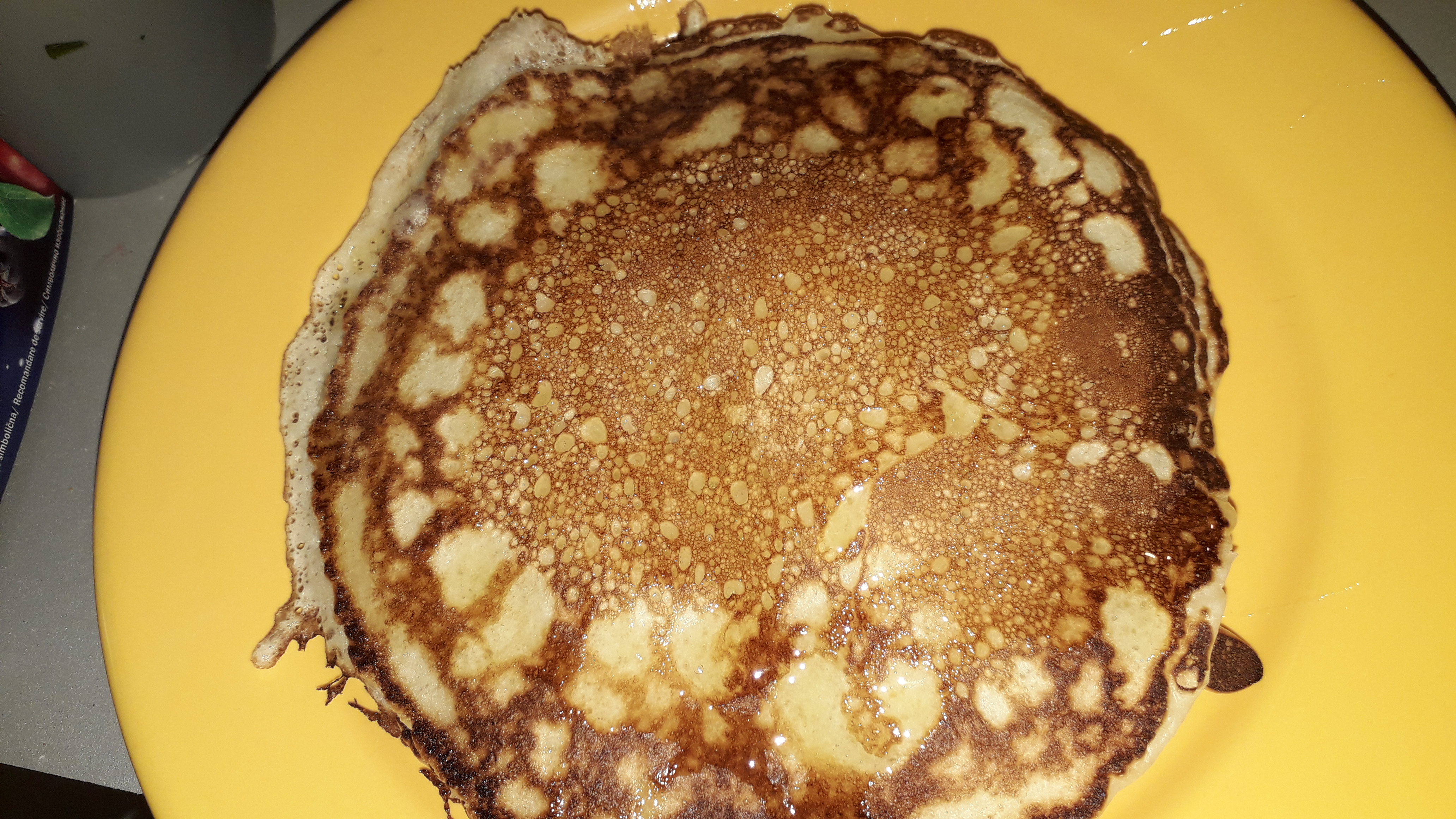 Pancake cu unt, miere si banane