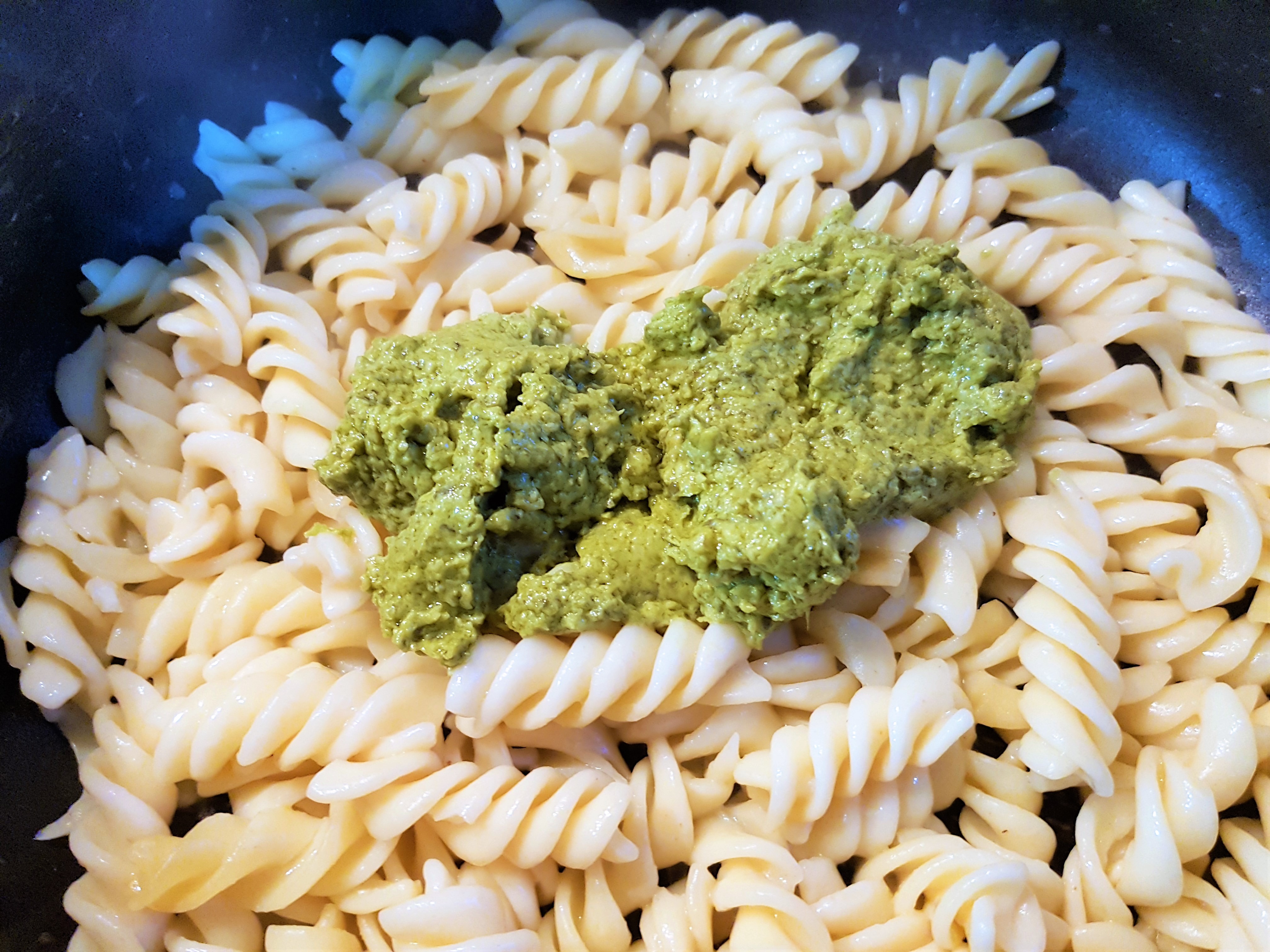 Fusilli cu pui si pesto