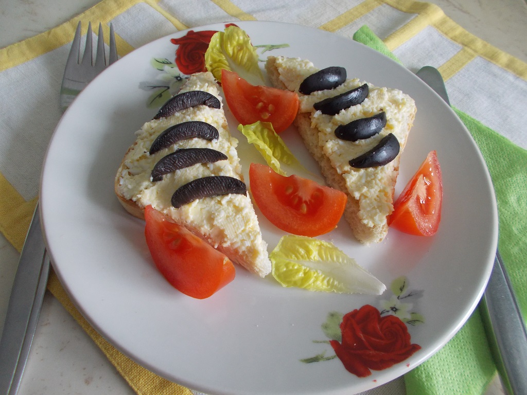 Aperitiv pasta tartinabila, cu oua si telemea