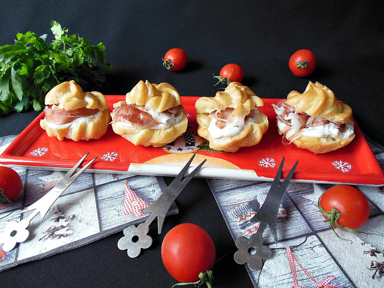 Aperitiv choux-uri cu crema de branzeturi si prosciutto