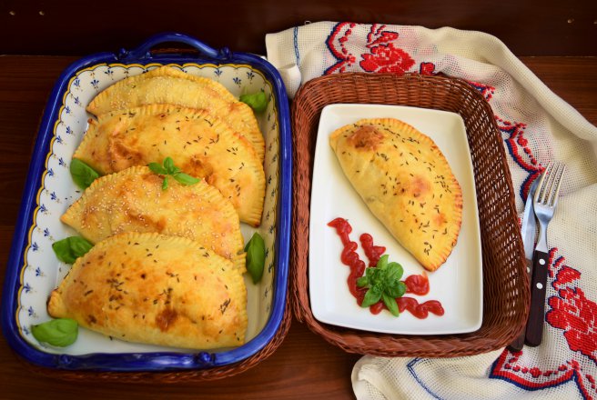 Aperitiv coltunasi cu carne tocata preparati la cuptor