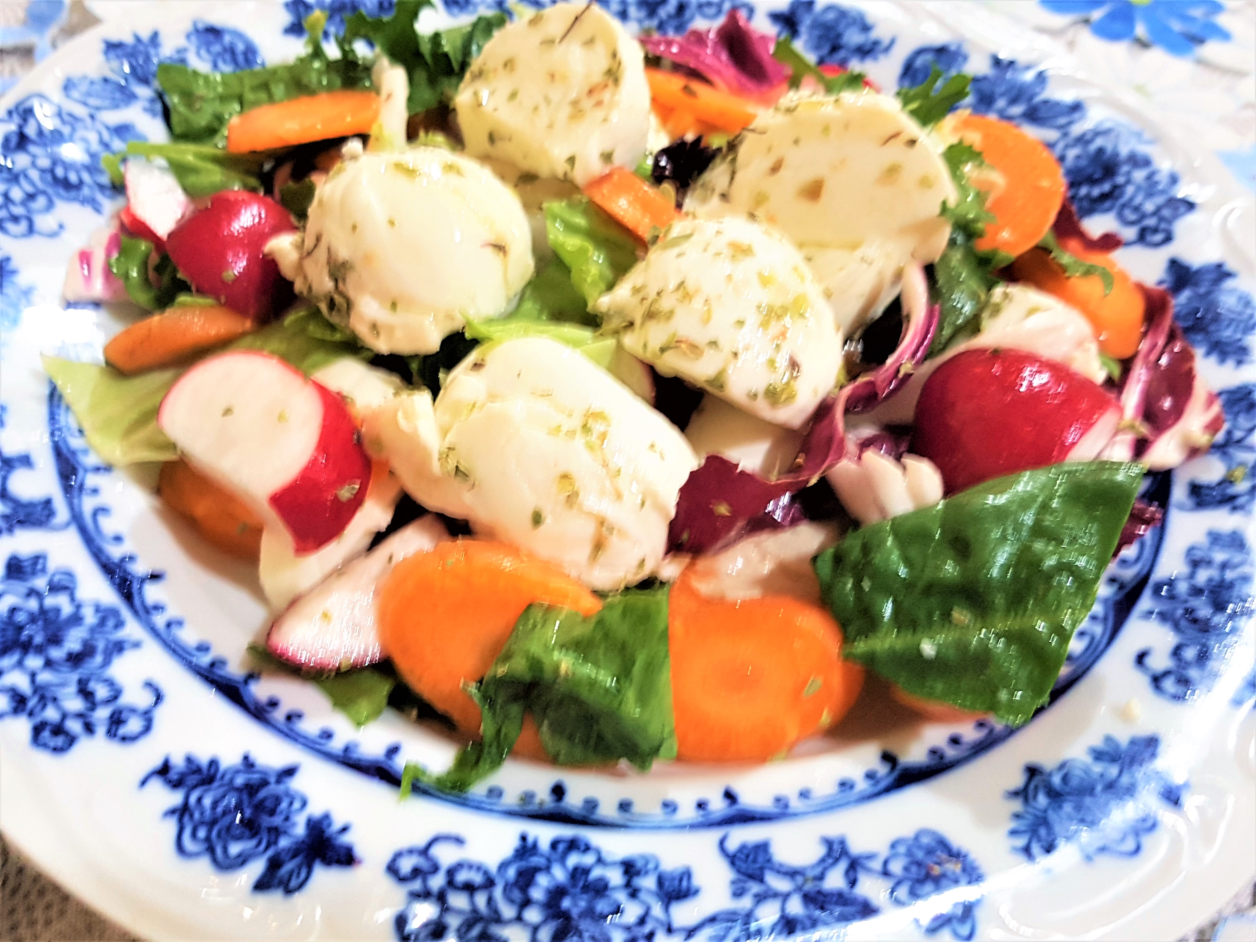 Salata cu mozzarella- bocconcini