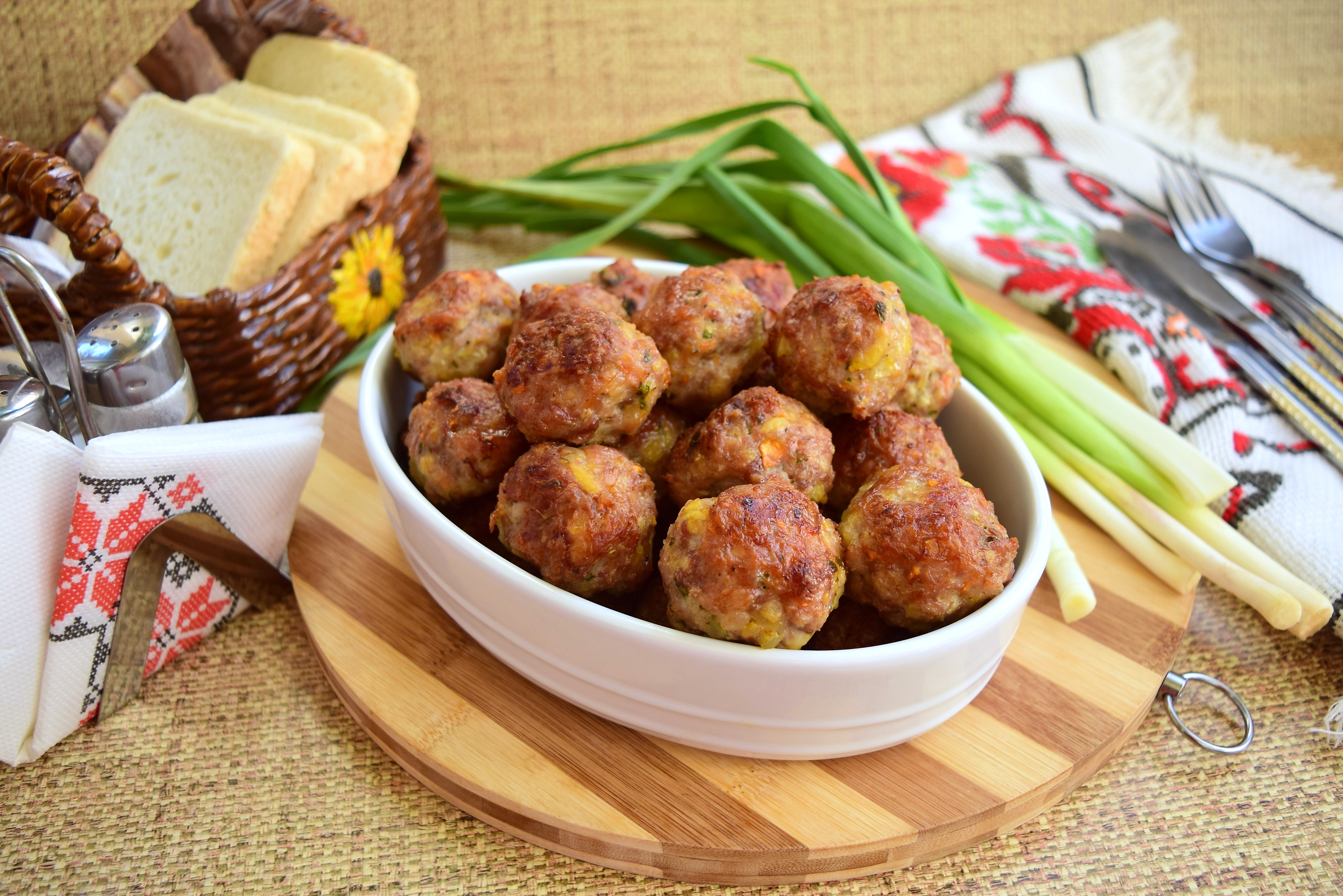 Chiftele din carne si legume, preparate la cuptor