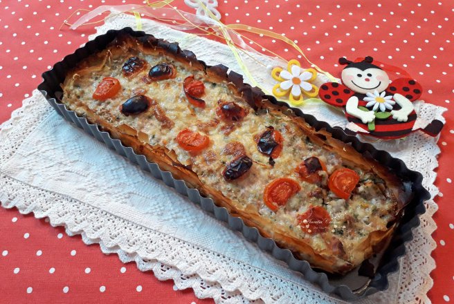 Tarta cu carne, usturoi verde si verdeata, in foietaj