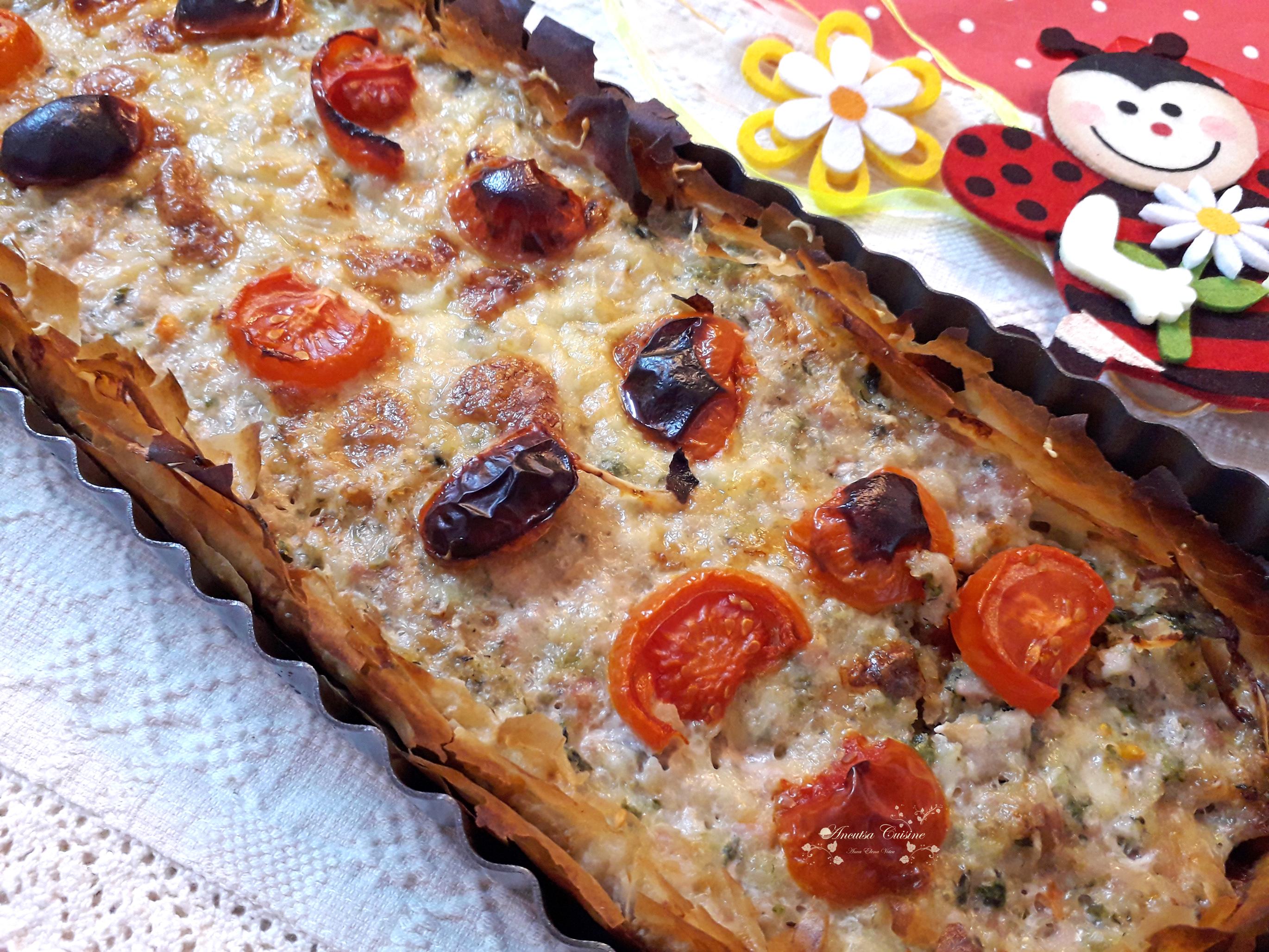 Tarta cu carne, usturoi verde si verdeata, in foietaj