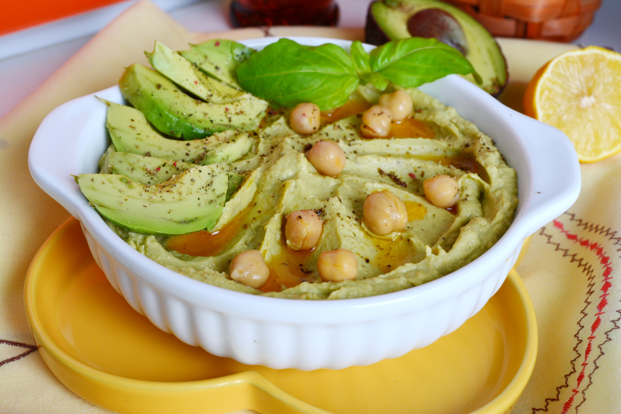 Humus cu avocado