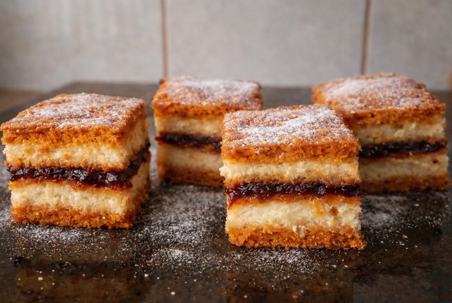 Desert prajitura de post cu suc de rosii, crema de gris si gem de capsuni