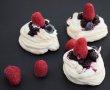 Desert mini pavlova cu frisca, mascarpone si fructe-6