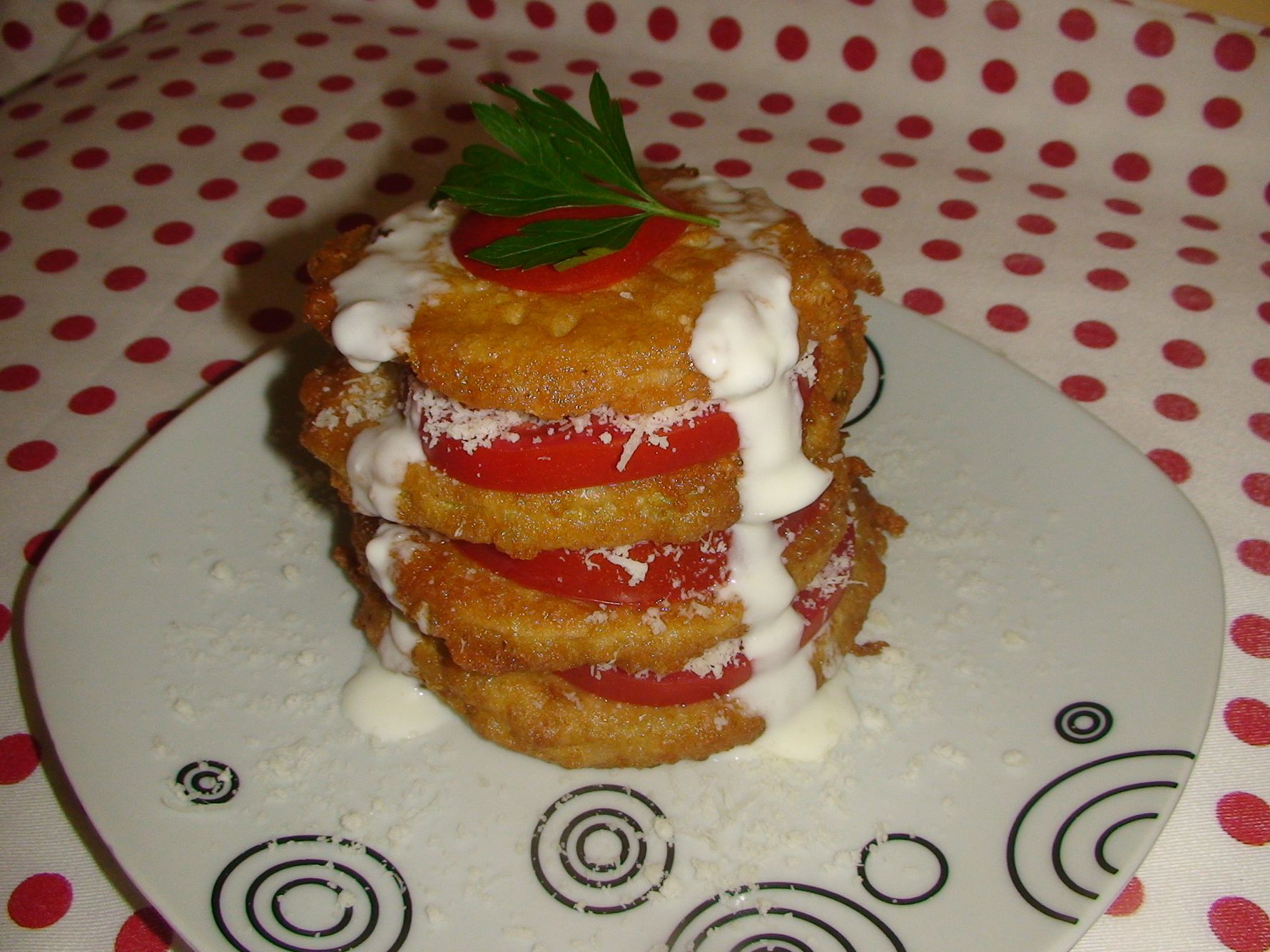 Turnulete de dovlecei pane, rosii, parmezan si crema de usturoi