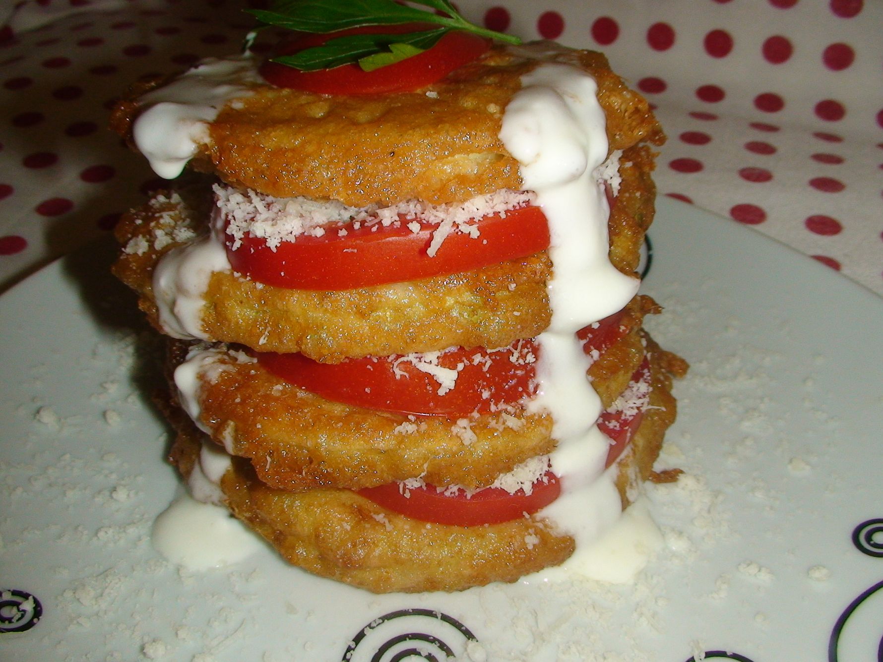 Turnulete de dovlecei pane, rosii, parmezan si crema de usturoi