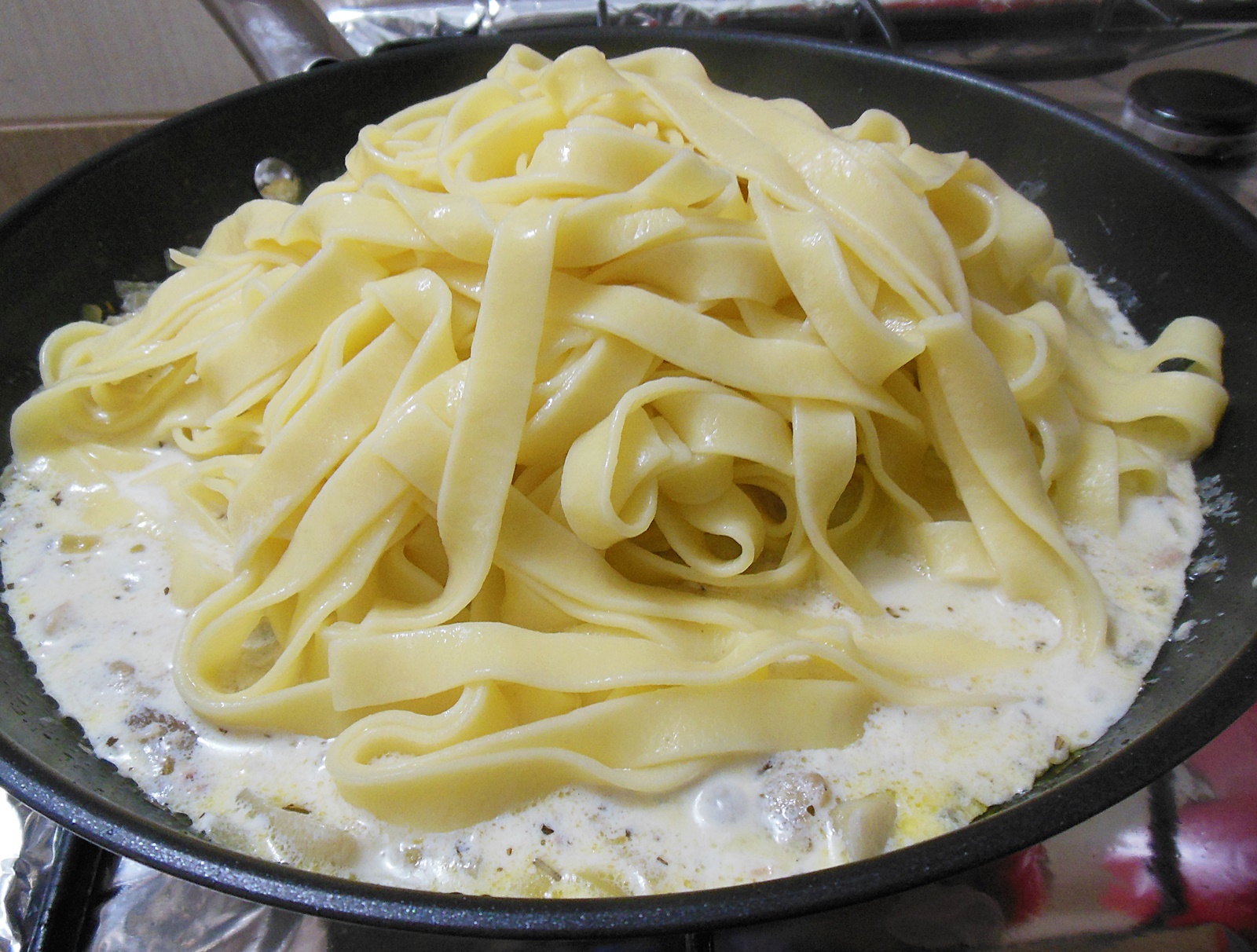 Tagliatelle cu hribi, ton si gorgonzola