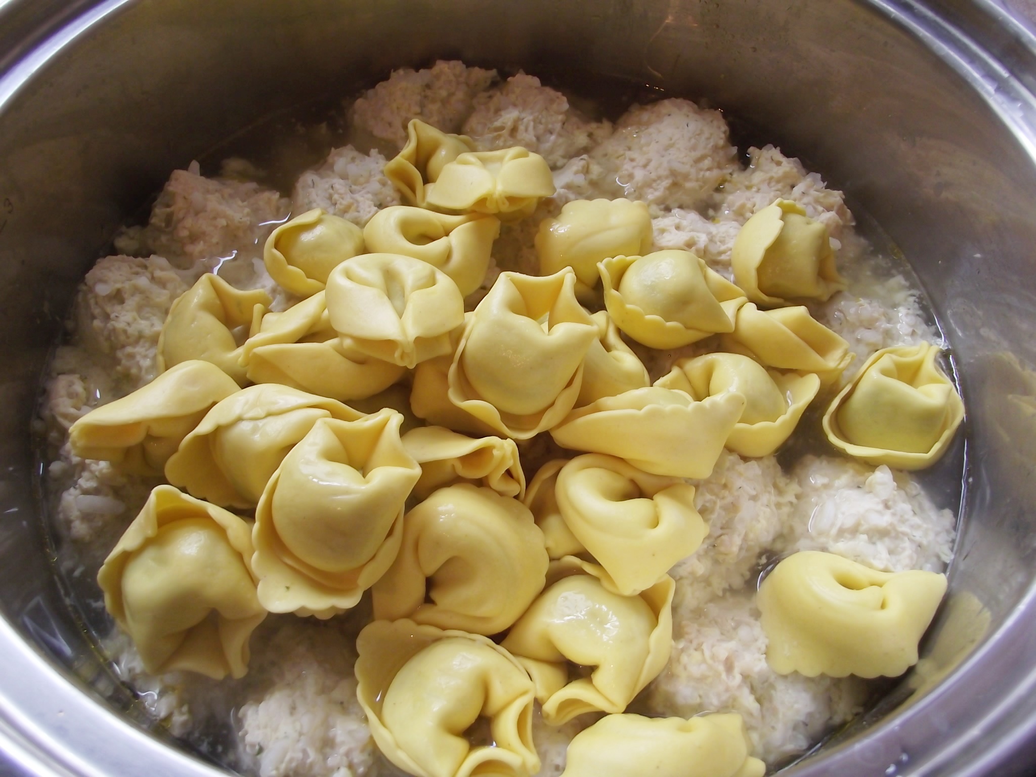 Perisoare de pui cu tortelloni in sos de legume