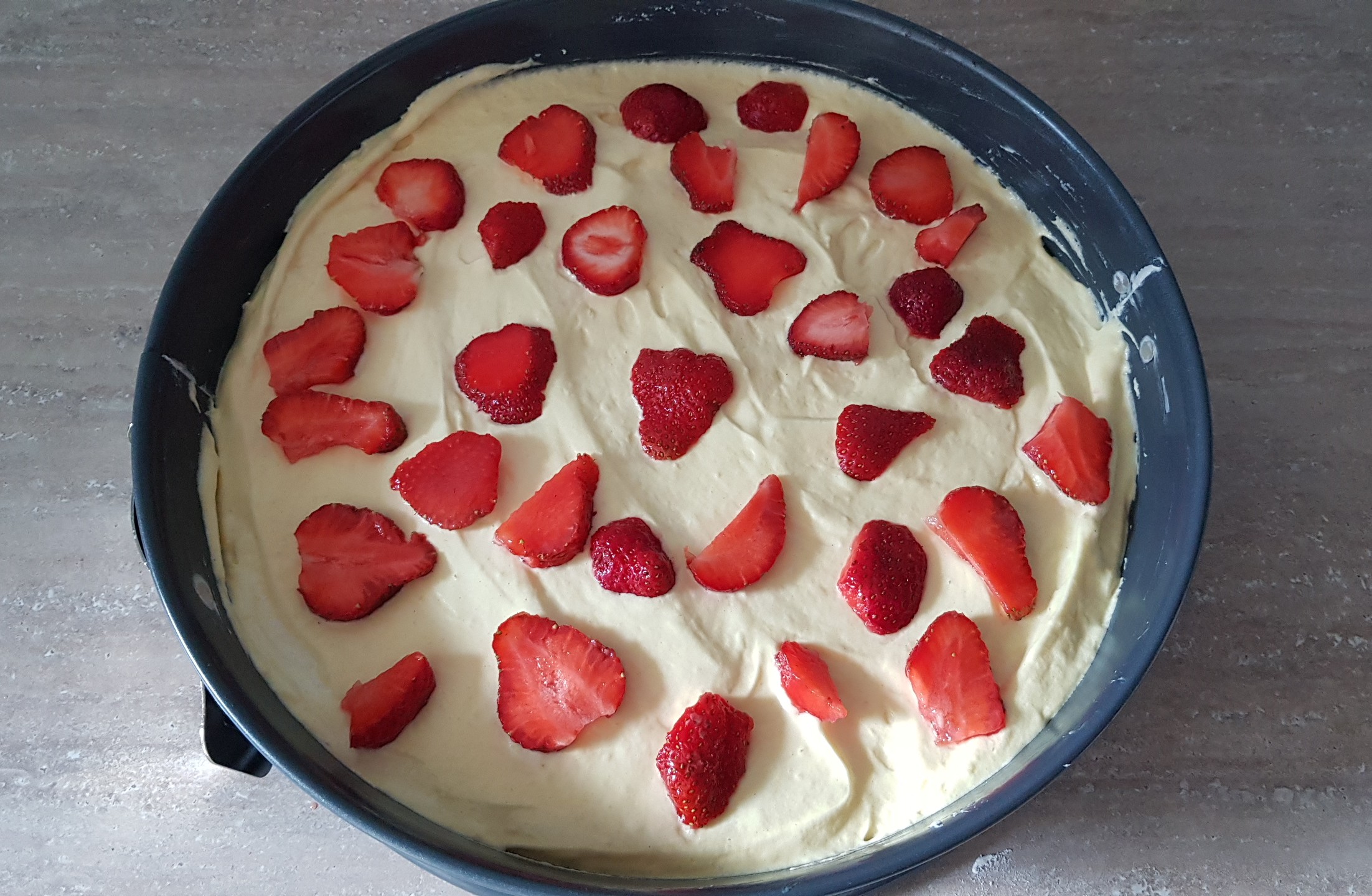 Desert tarta cu capsuni si crema bavareza de vanilie