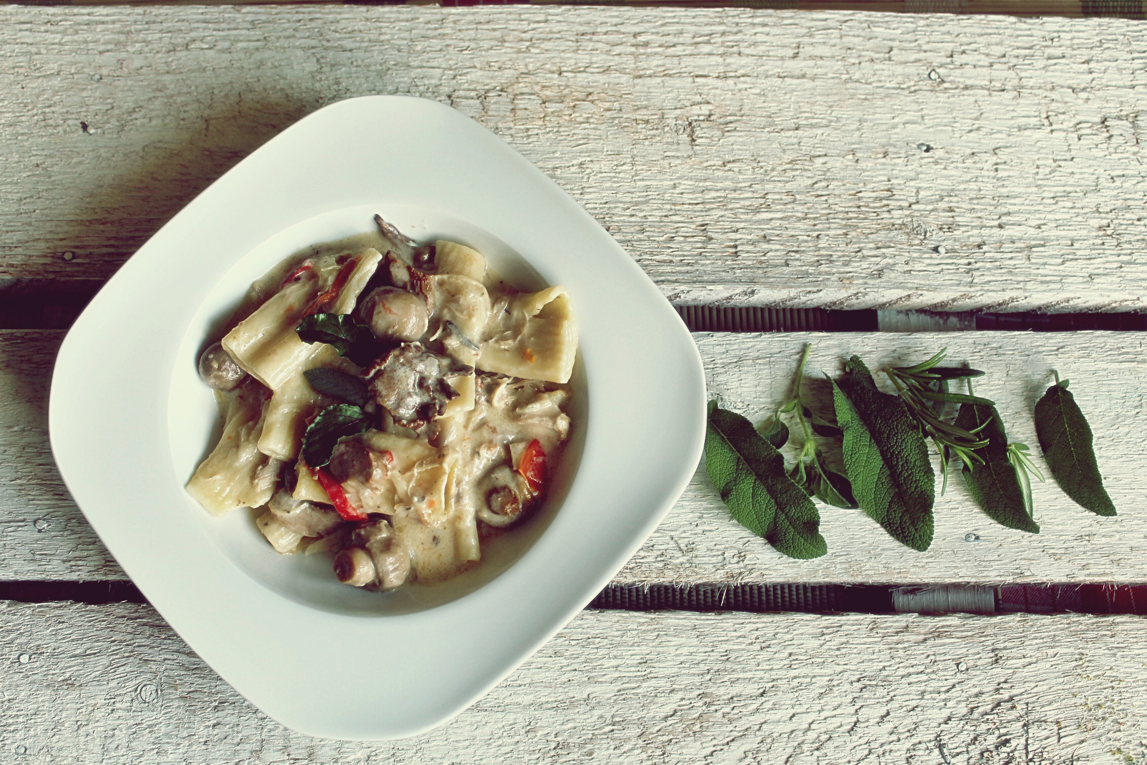 Rigatoni cu pui, ciuperci și legume – One Pot Pasta