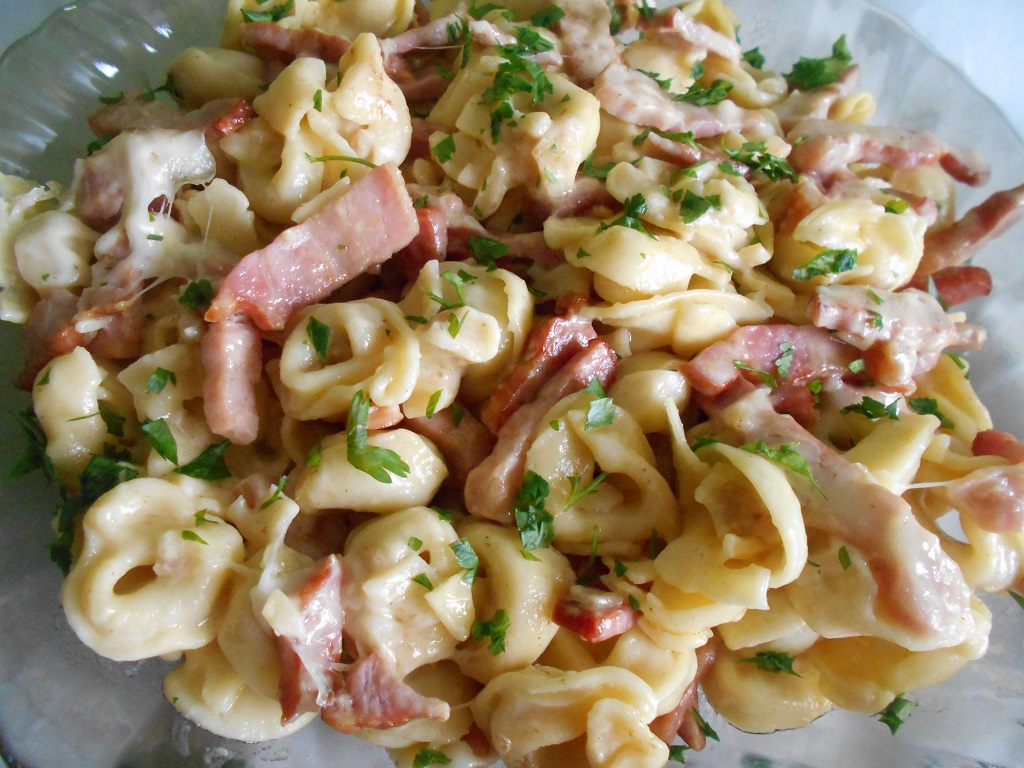 Tortellini cu sunca, smantana si cașcaval