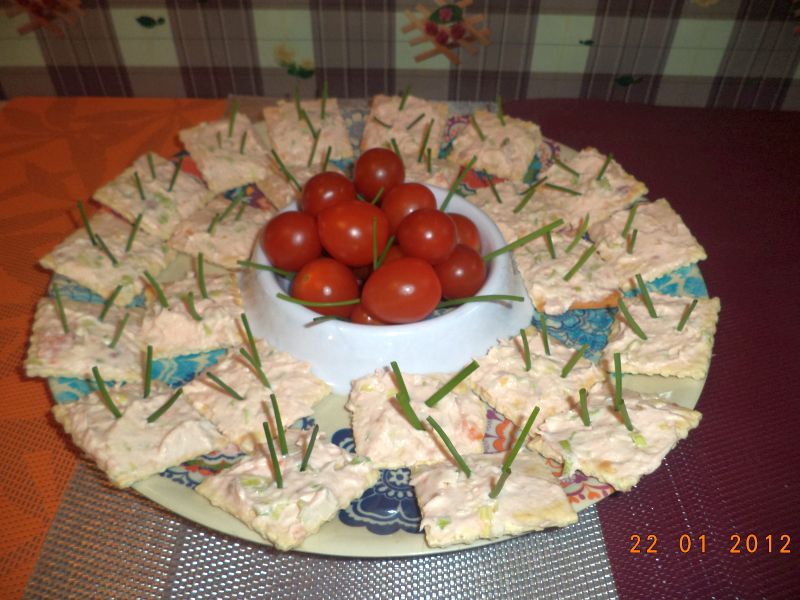 Aperitiv crackers cu crema de somon