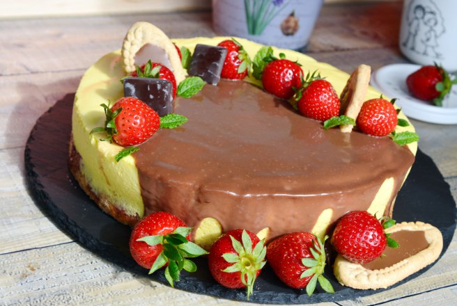 Desert tort cu dulceata de capsune si bavareza de vanilie