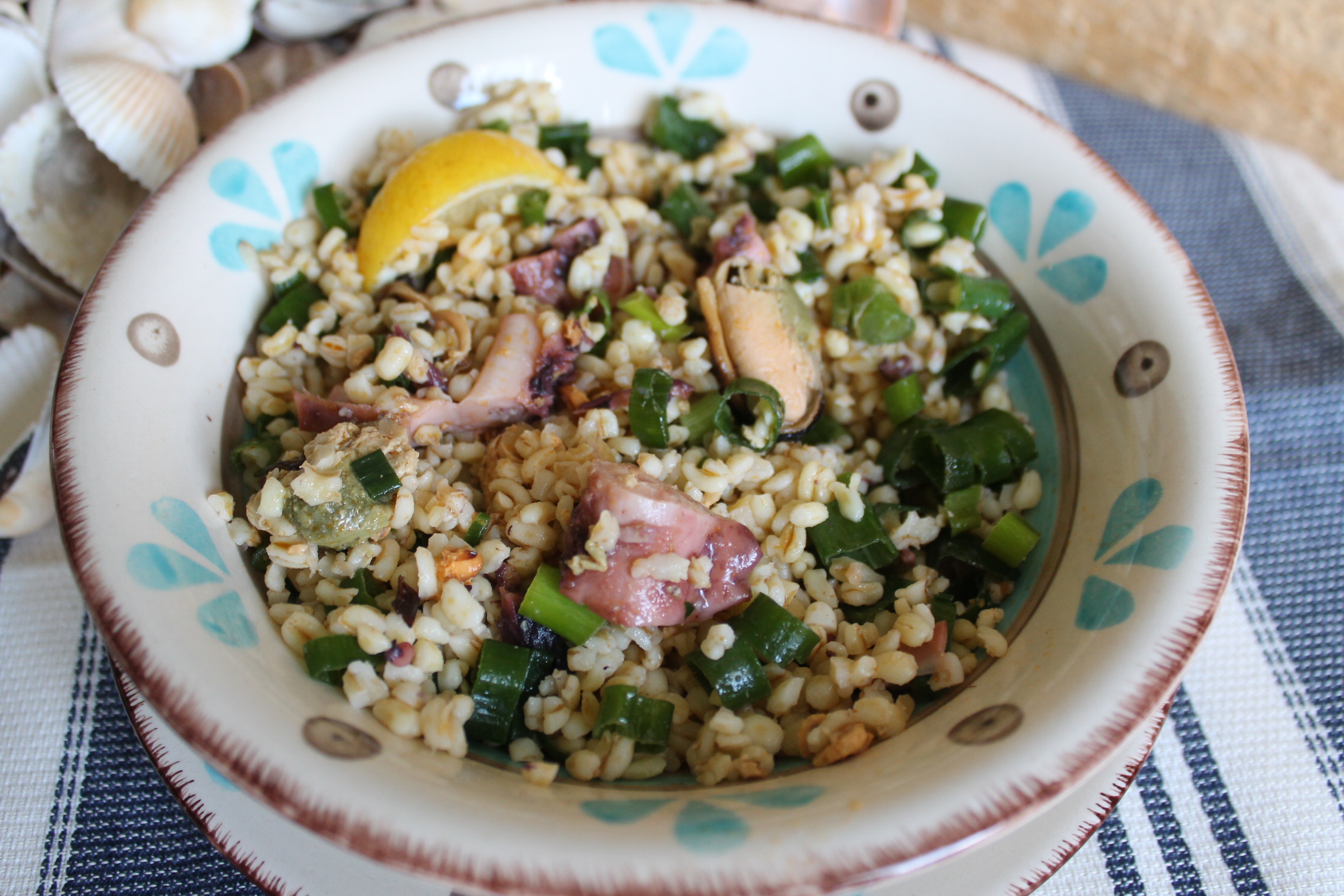 Bulgur cu midii, caracatita si ceapa verde