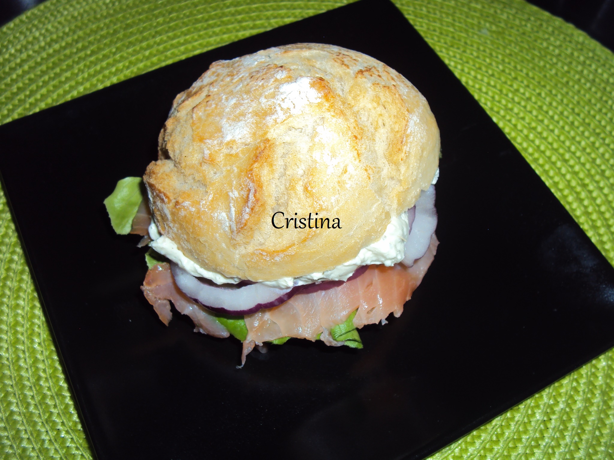 Sandwich cu somon afumat si crema de branza