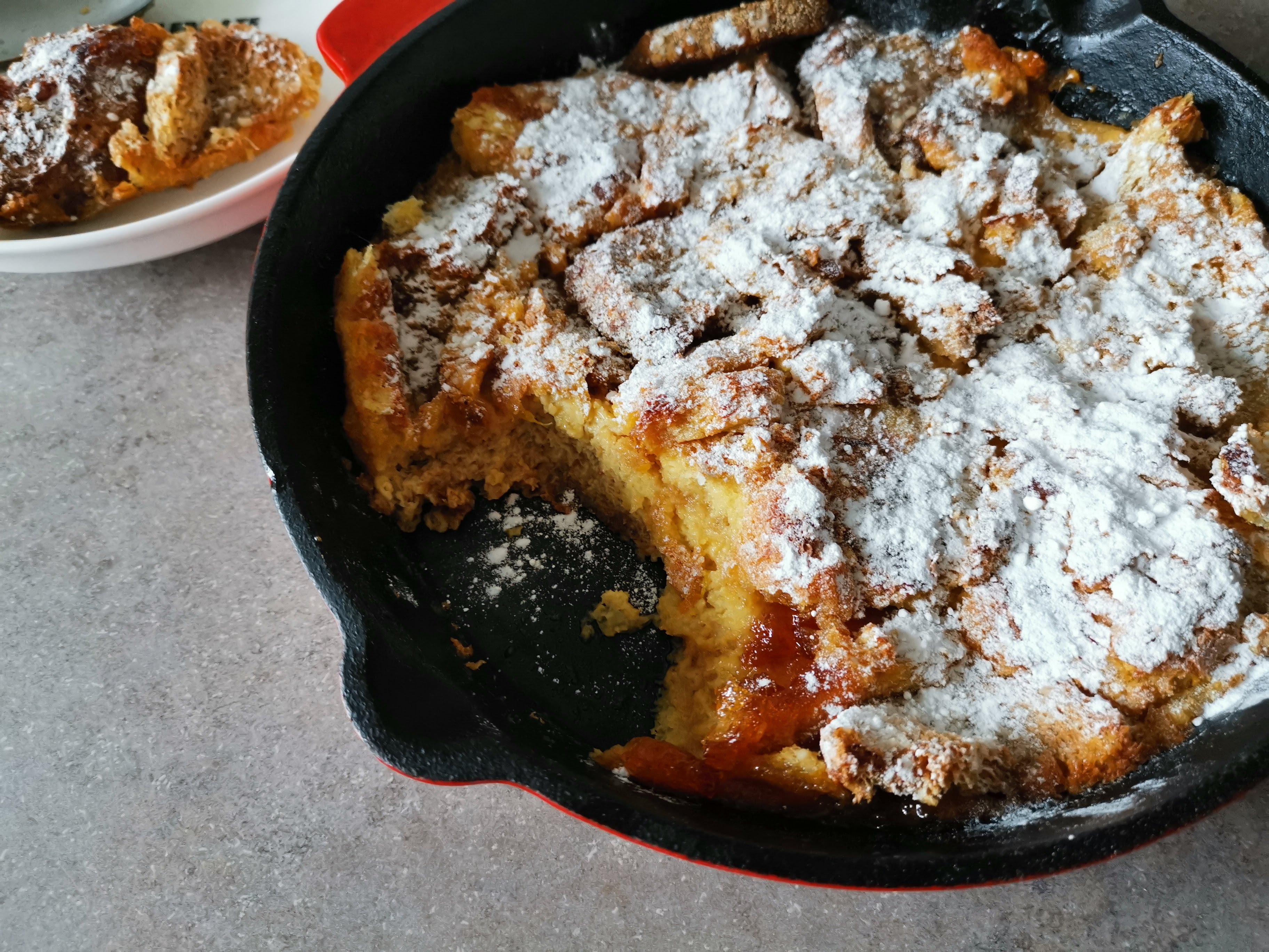 Desert budinca de paine cu marmelada si whiskey