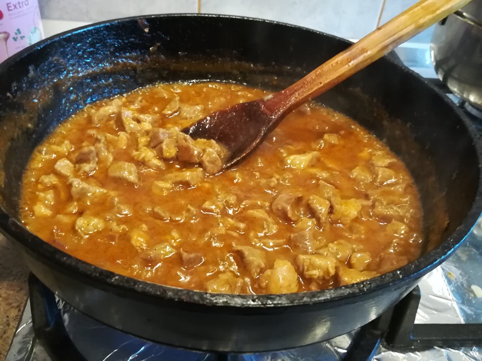 Fusilli tricolore cu carne de porc si sos de ketchup