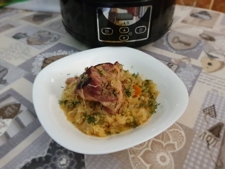 Varza calita cu ciolan la slow cooker Crock-Pot