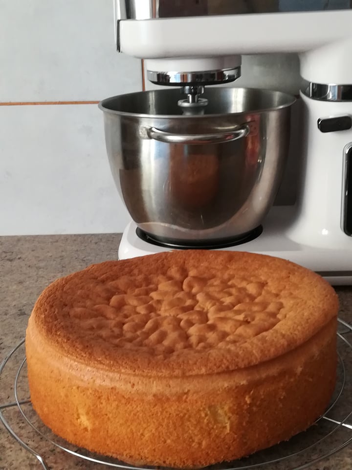 Desert tort cu crema de mascarpone si fructe de padure