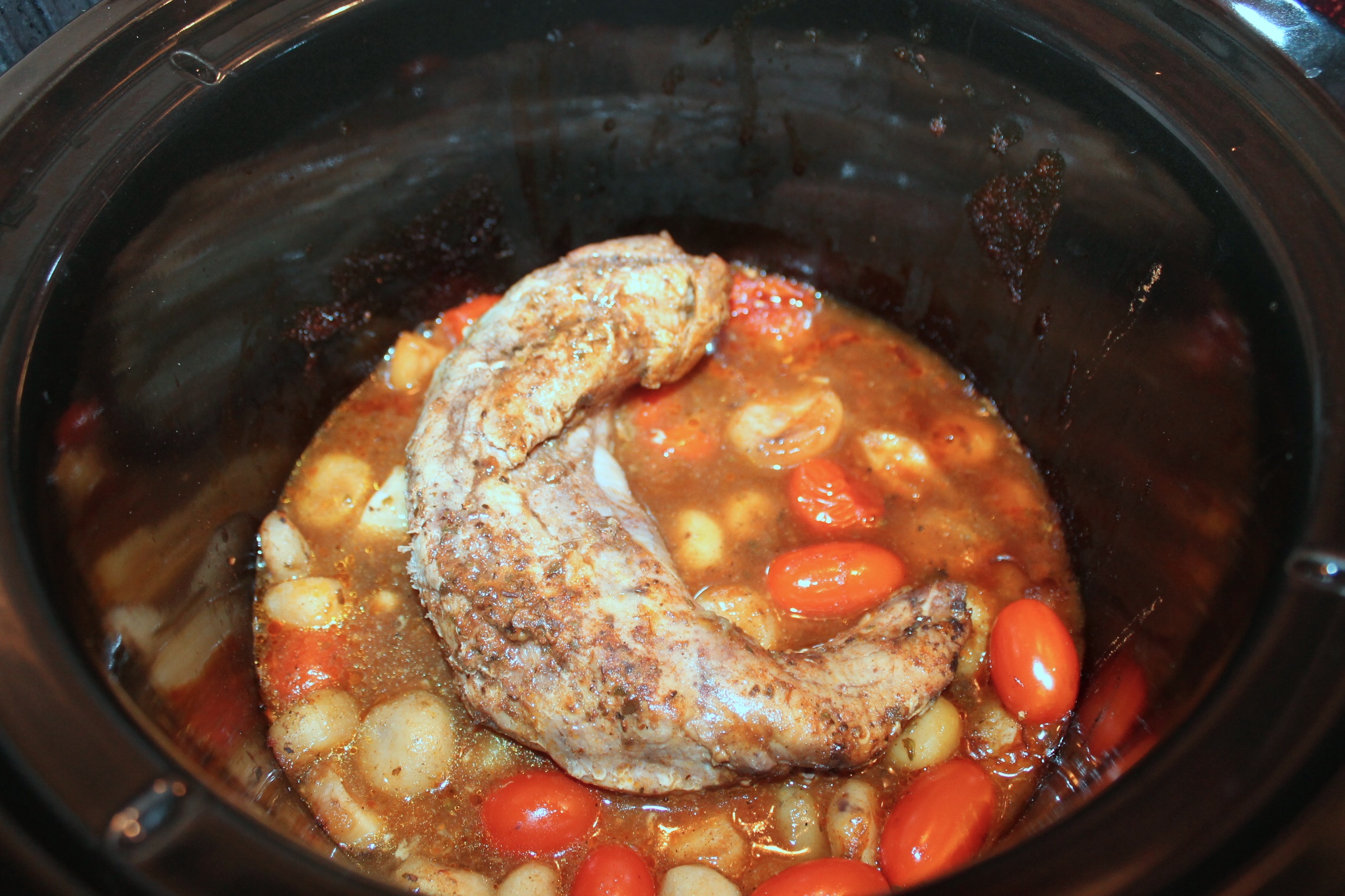 Muschiulet de porc cu castane de apa si rosii cherry la slow cooker Crock-Pot