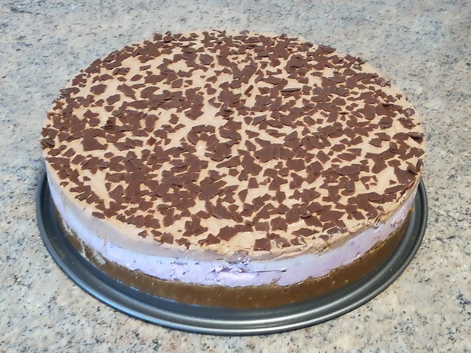 Desert cheesecake, cu ciocolata si fructe de padure