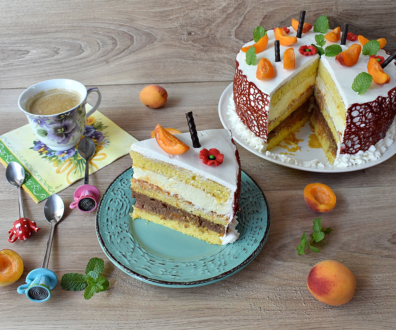 Desert tort cu caise, crema de ciocolata si mascarpone