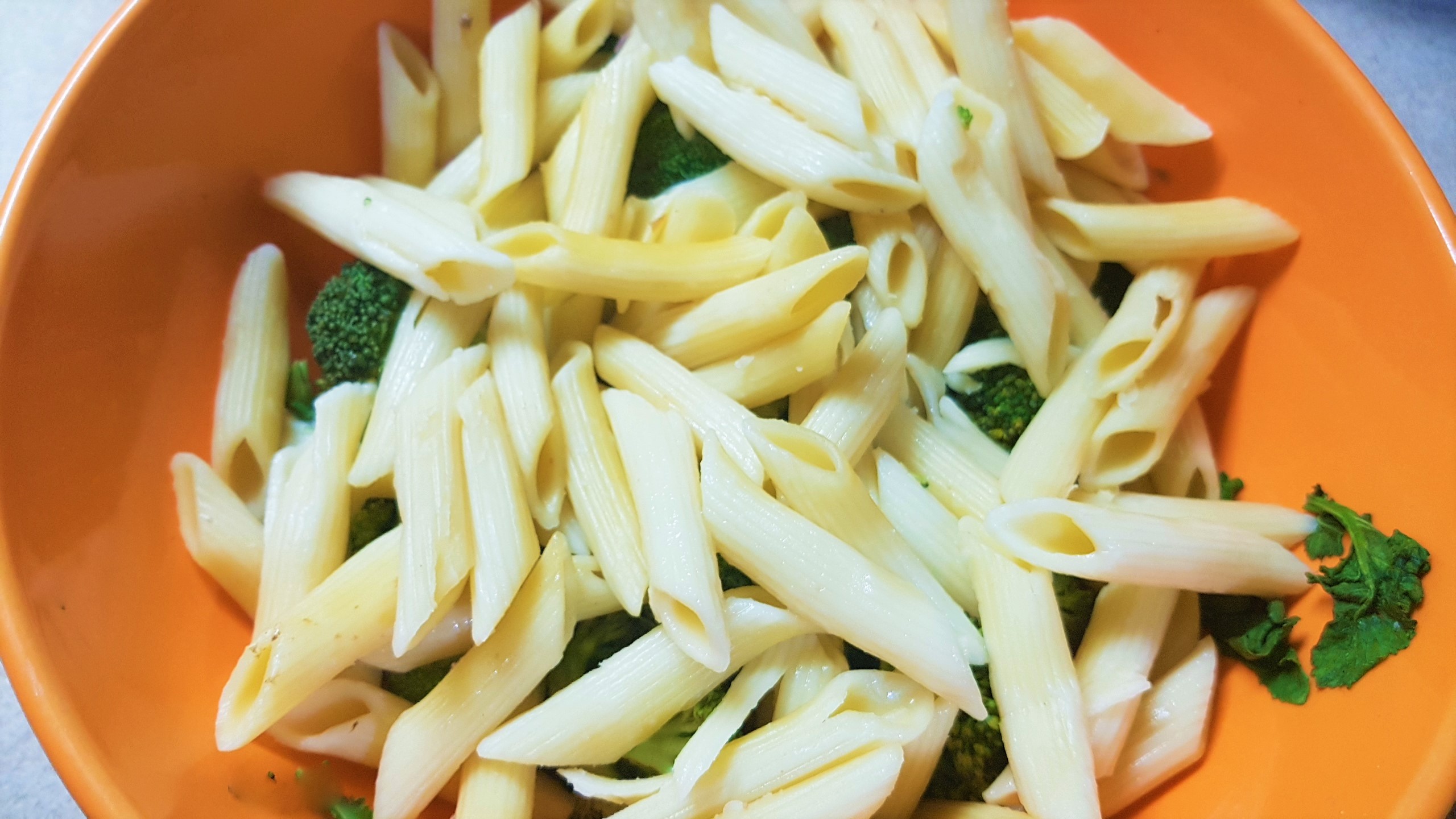 Penne rigati cu broccolini si sprot afumat