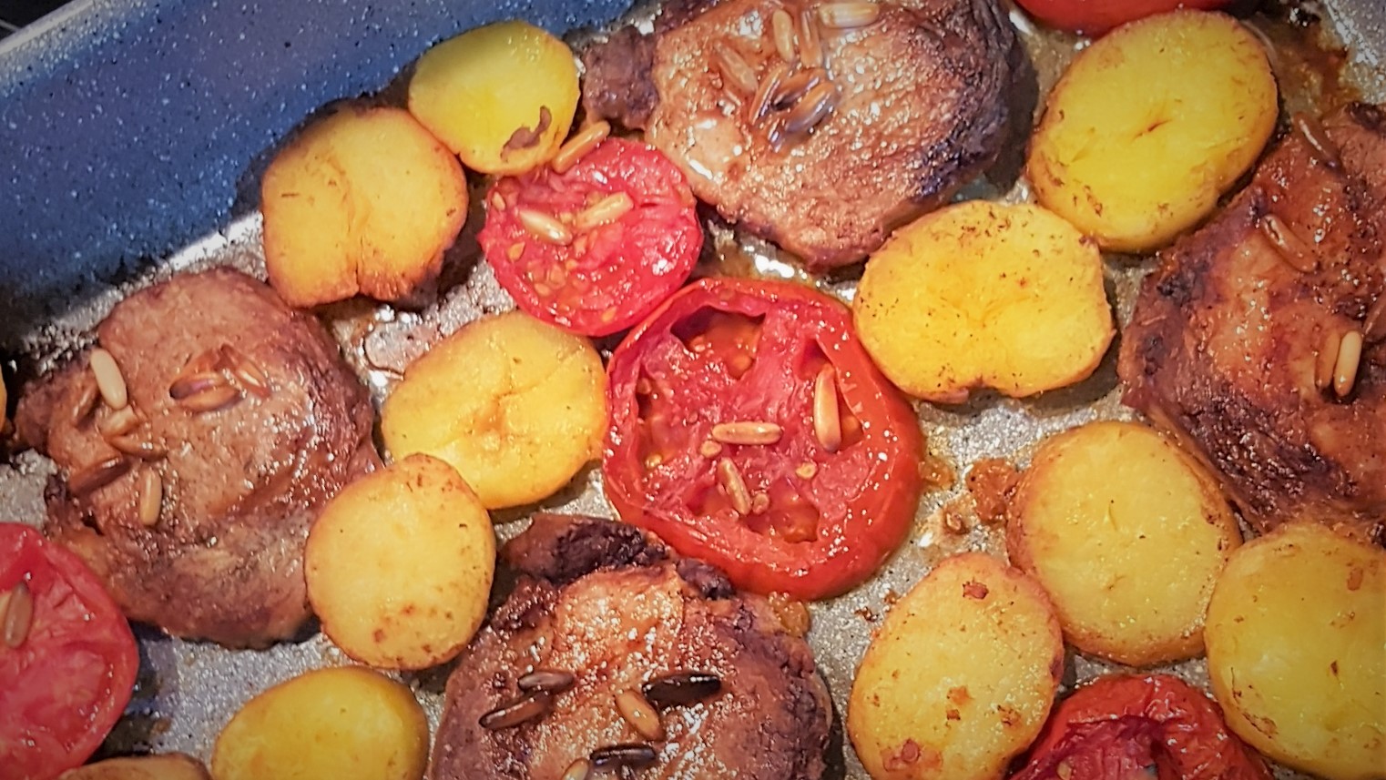 Cotlete de porc cu tomate si seminte de pin