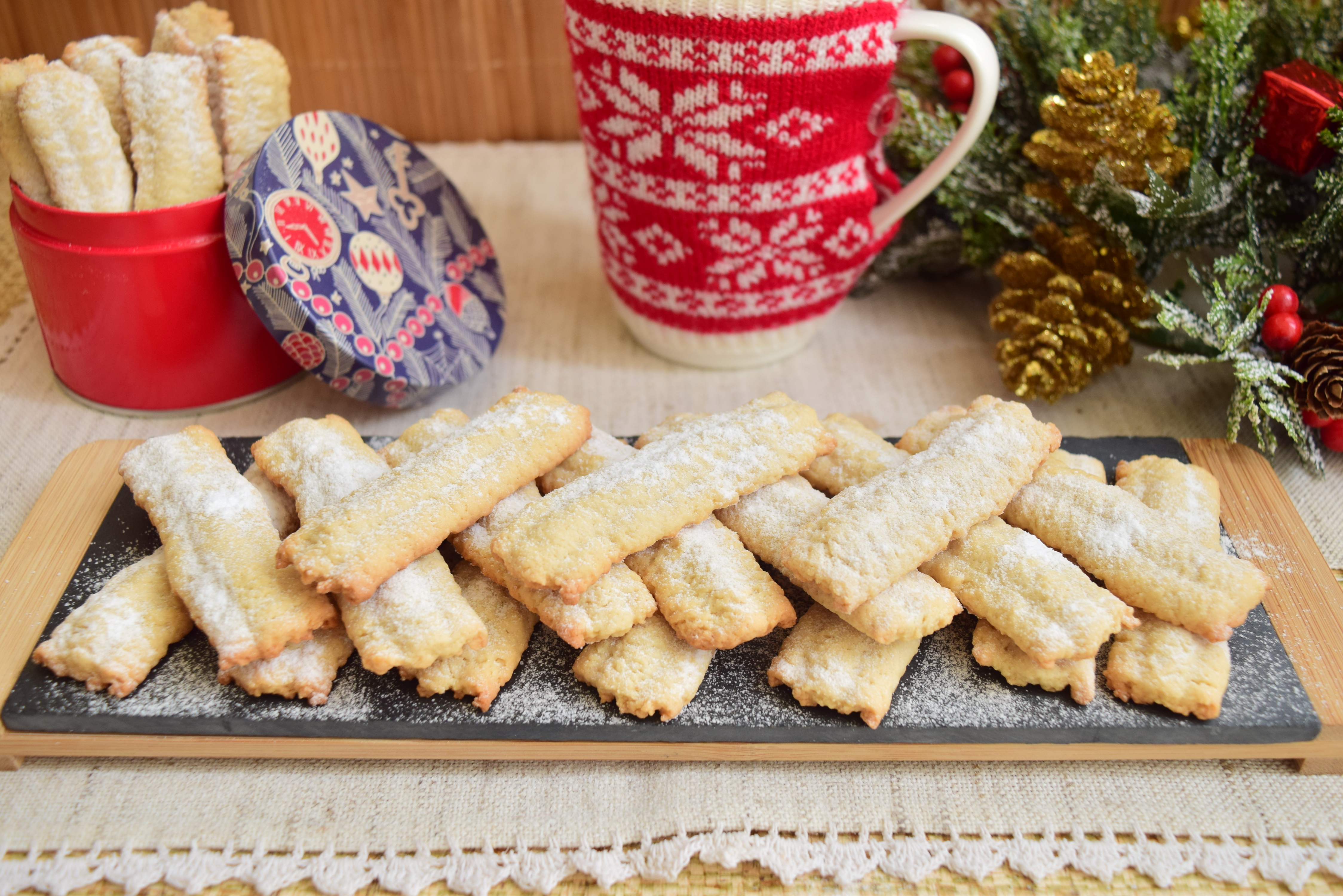 Desert biscuiti spritati, cu aroma de vanilie