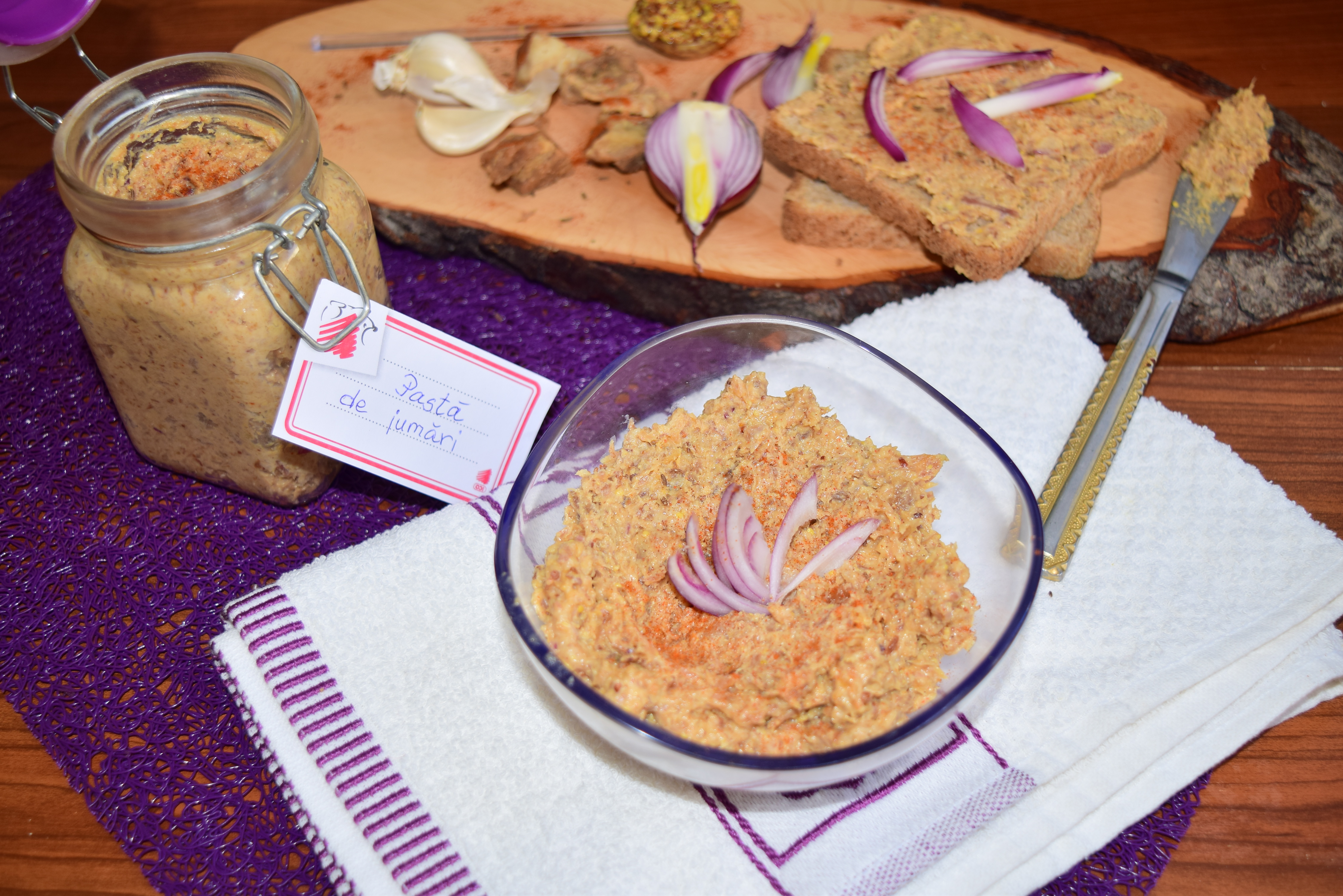 Aperitiv pasta de jumari cu ceapa si usturoi