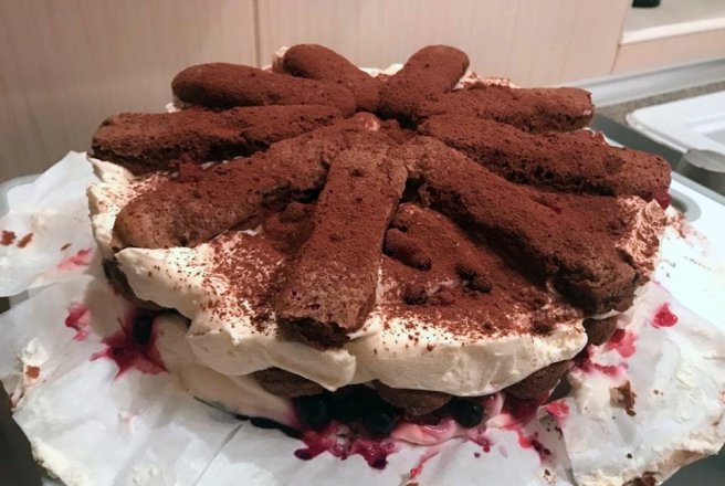 Desert Tiramisu cu fructe de padure