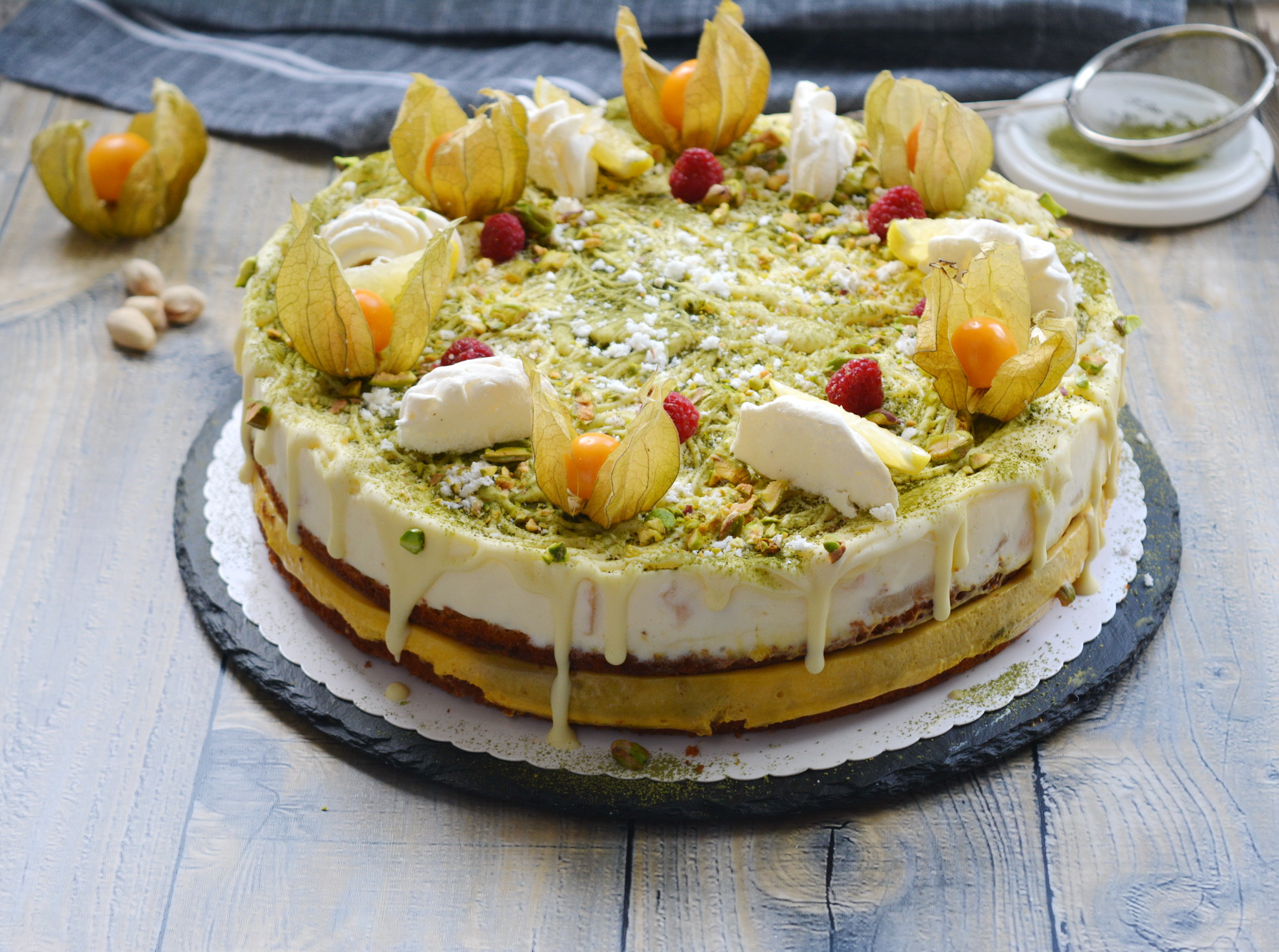 Desert tort cu macha, mousse de mango si crema de ciocolata alba cu pere