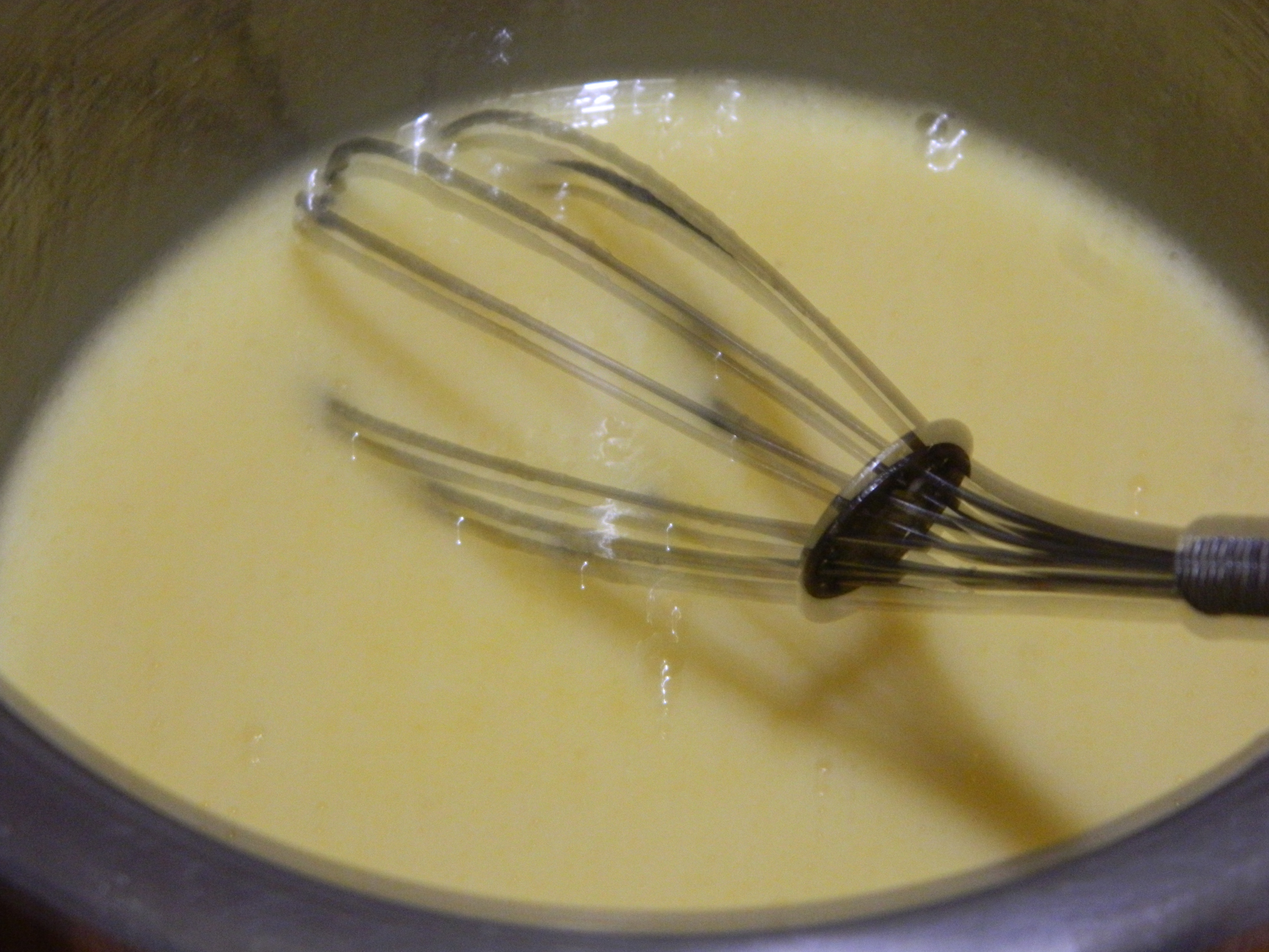 Desert prajitura cu blaturi din albusuri si crema de nuca caramelizata