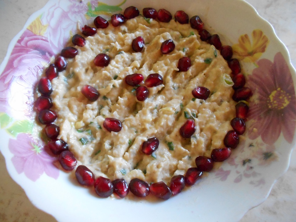 Salata fina de vinete, cu maioneza, ceapa verde si rodie