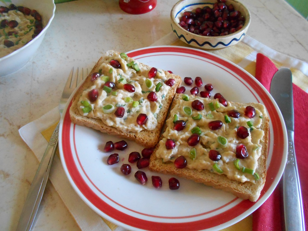 Salata fina de vinete, cu maioneza, ceapa verde si rodie