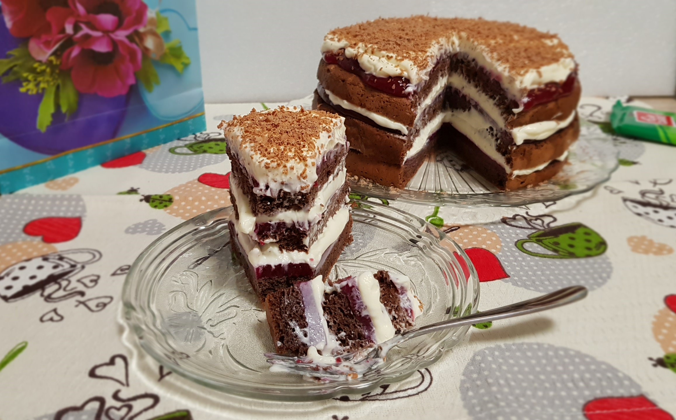 Desert tort cu jeleu de fructe de padure si crema mascarpone