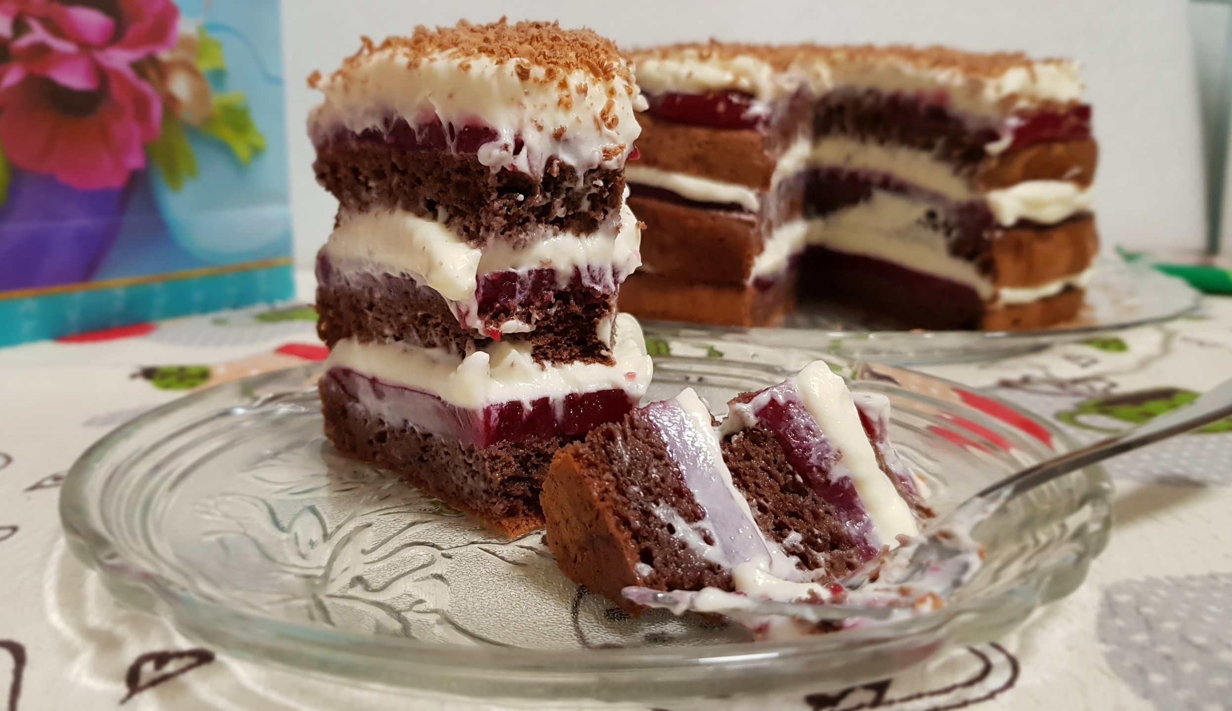 Desert tort cu jeleu de fructe de padure si crema mascarpone