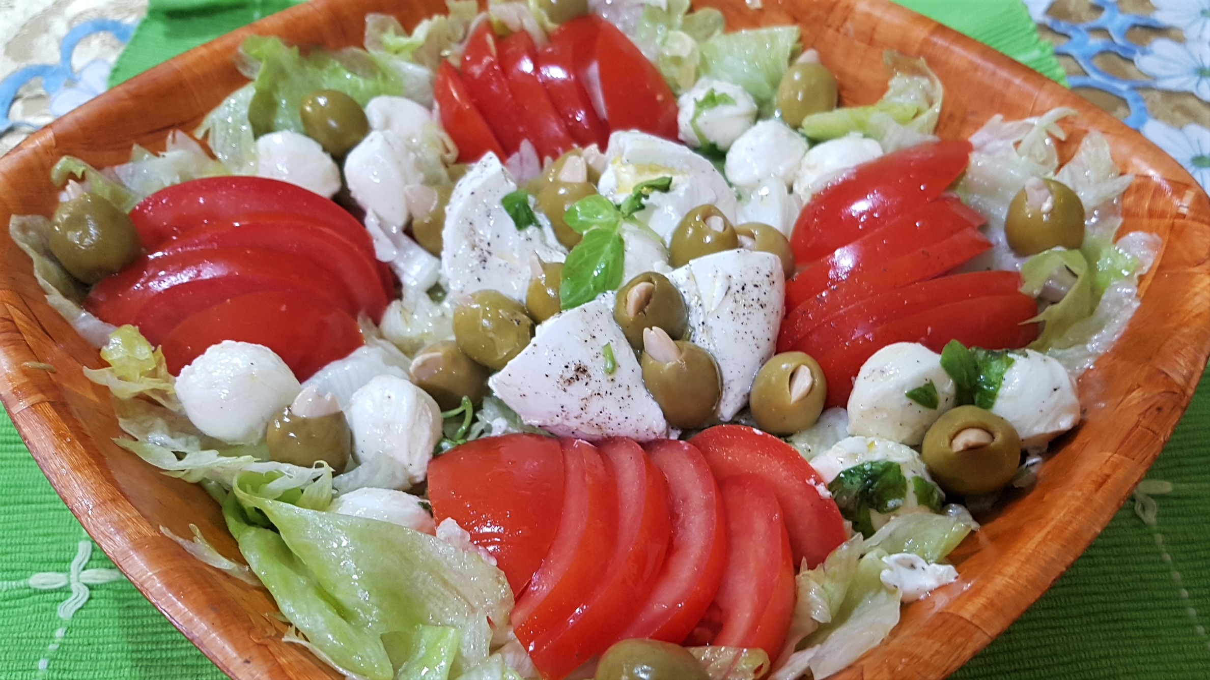 Salata cu burata, mozzarella si rosii