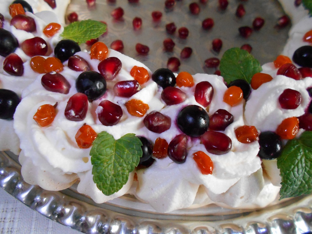 Desert coronita Pavlova, cu frisca si fructe - Reteta nr. 700