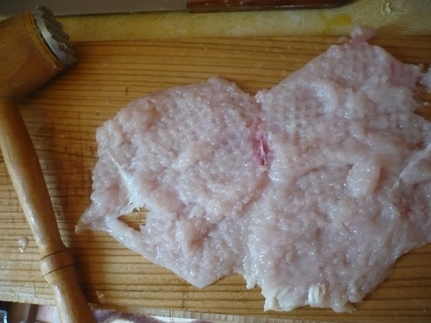 Piept de pui umplut cu branzeturi si invelit in bacon