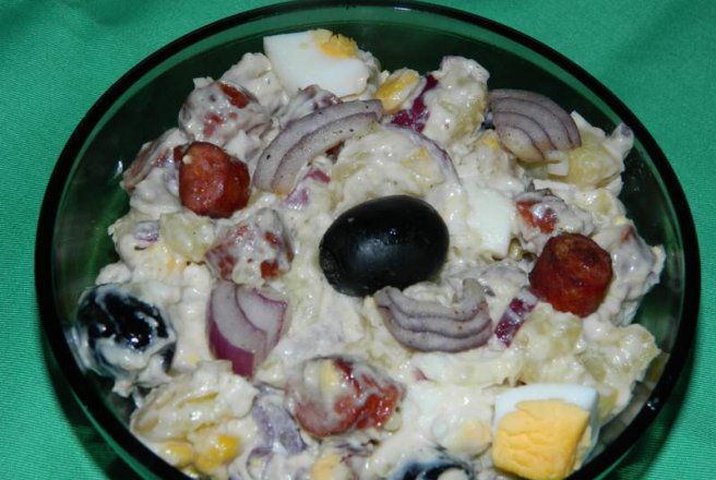 Salata de cartofi cu carnati