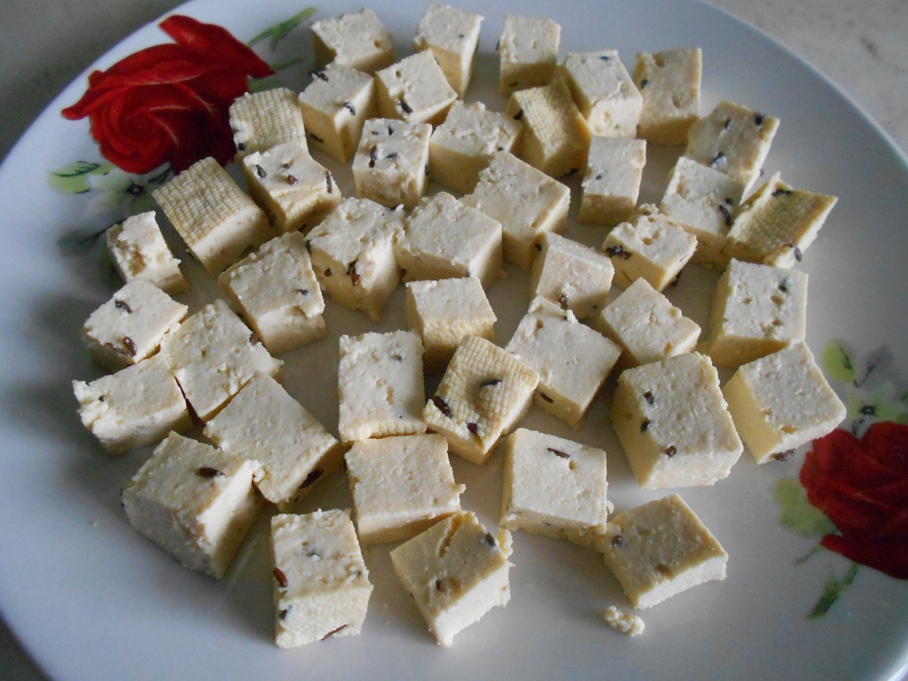 Salata de sezon, cu tofu rumenit la tigaie