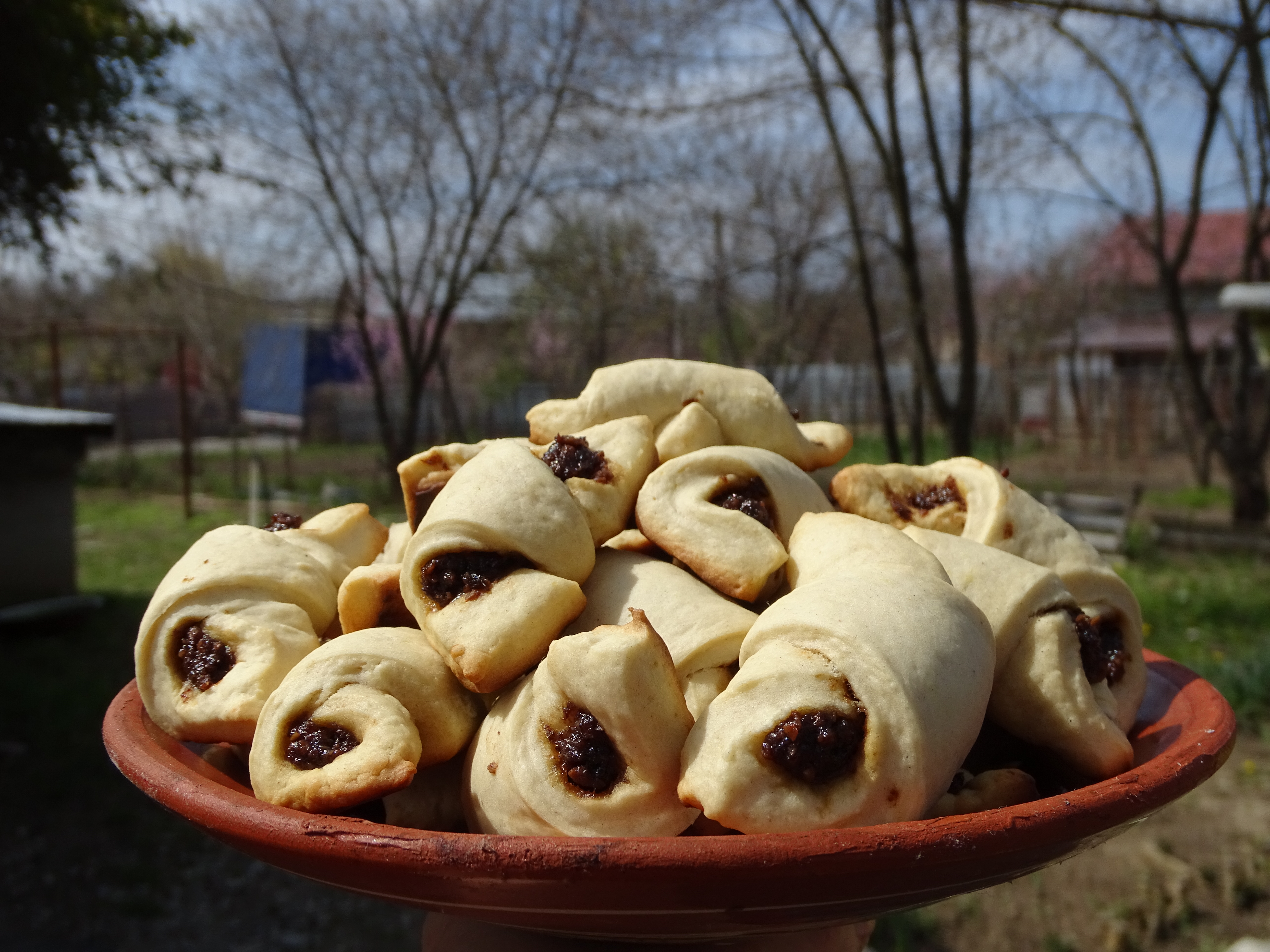 Desert cornulete de post cu gem de prune si nuca