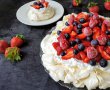 Desert Pavlova cu mascarpone si fructe-8