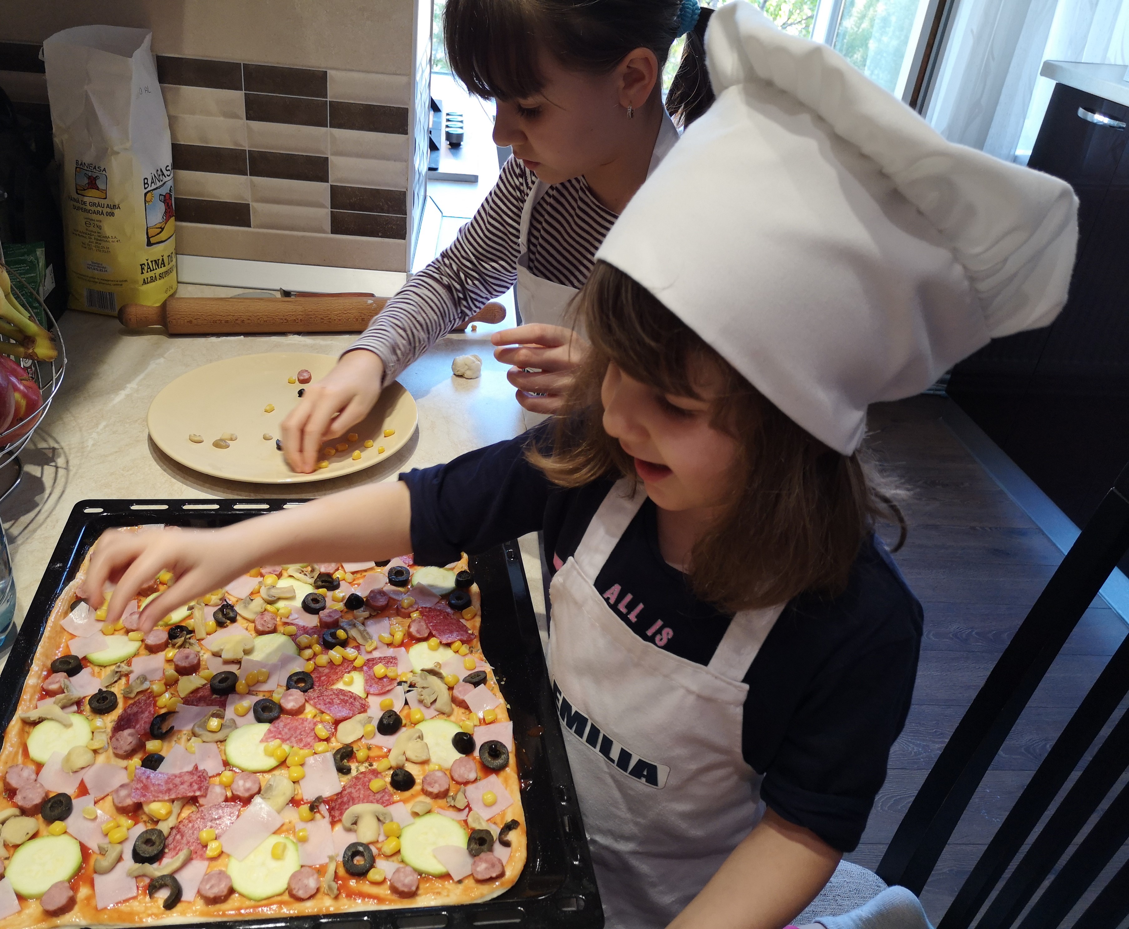 Pizza de casa cu dovlecei, cabanos si masline