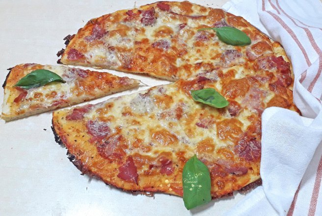 Pizza cu sunca, mozzarella si parmezan